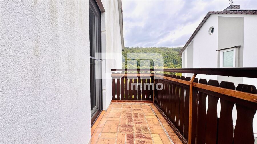 Ein- bis Zweifamilienhaus mit viel Potenzial in idyllischer Lagemit Terrasse und Garage - OG Balkon Panoramablick